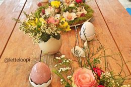 Stilvolle Tischdekoration für Ostern – frische Blumen und kleine Hasen – DIY