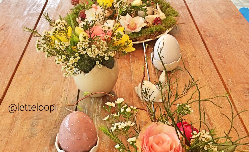Stilvolle Tischdekoration für Ostern – frische Blumen und kleine Hasen – DIY