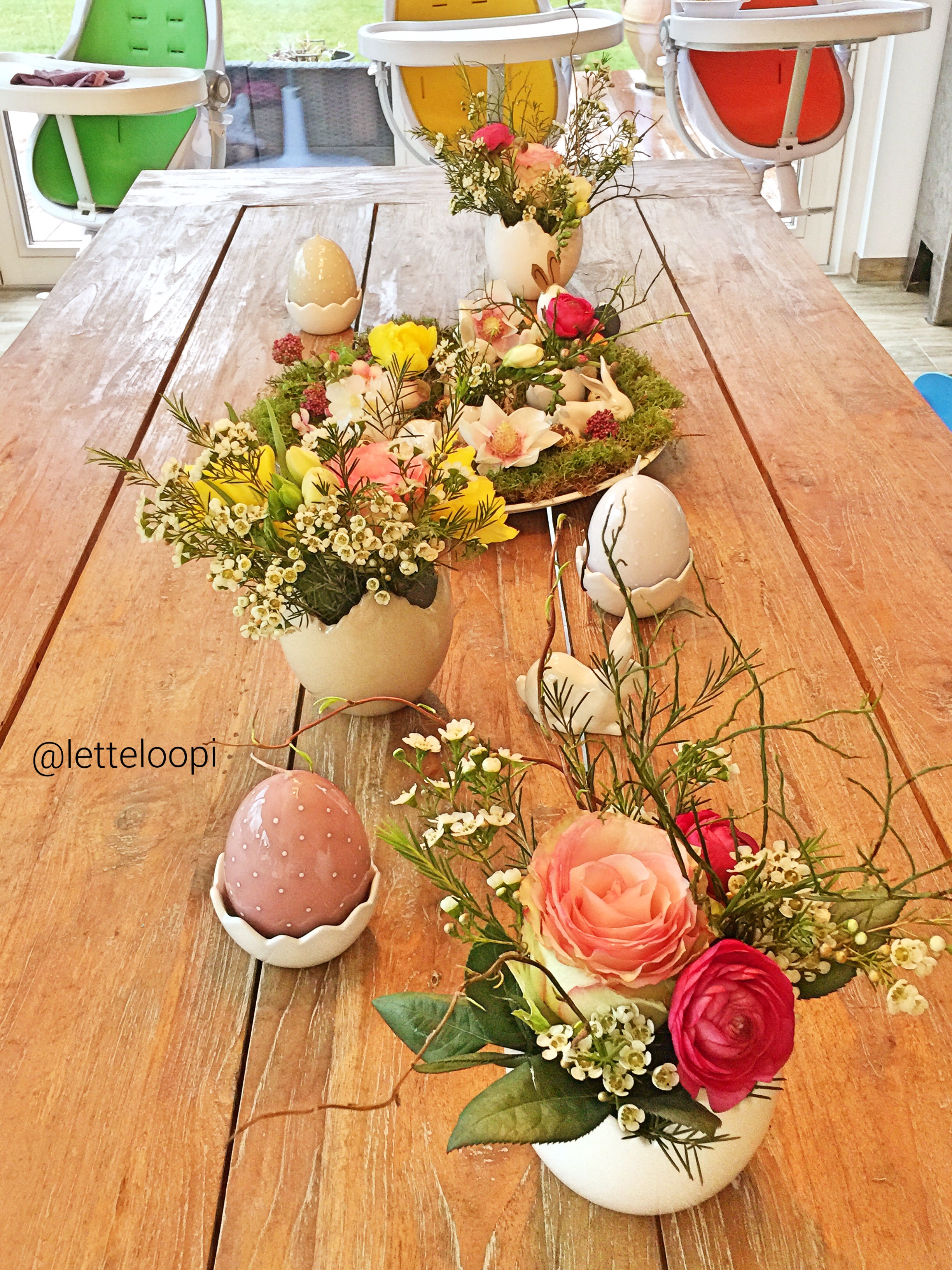 Stilvolle Tischdekoration für Ostern - frische Blumen und kleine Hasen - DIY